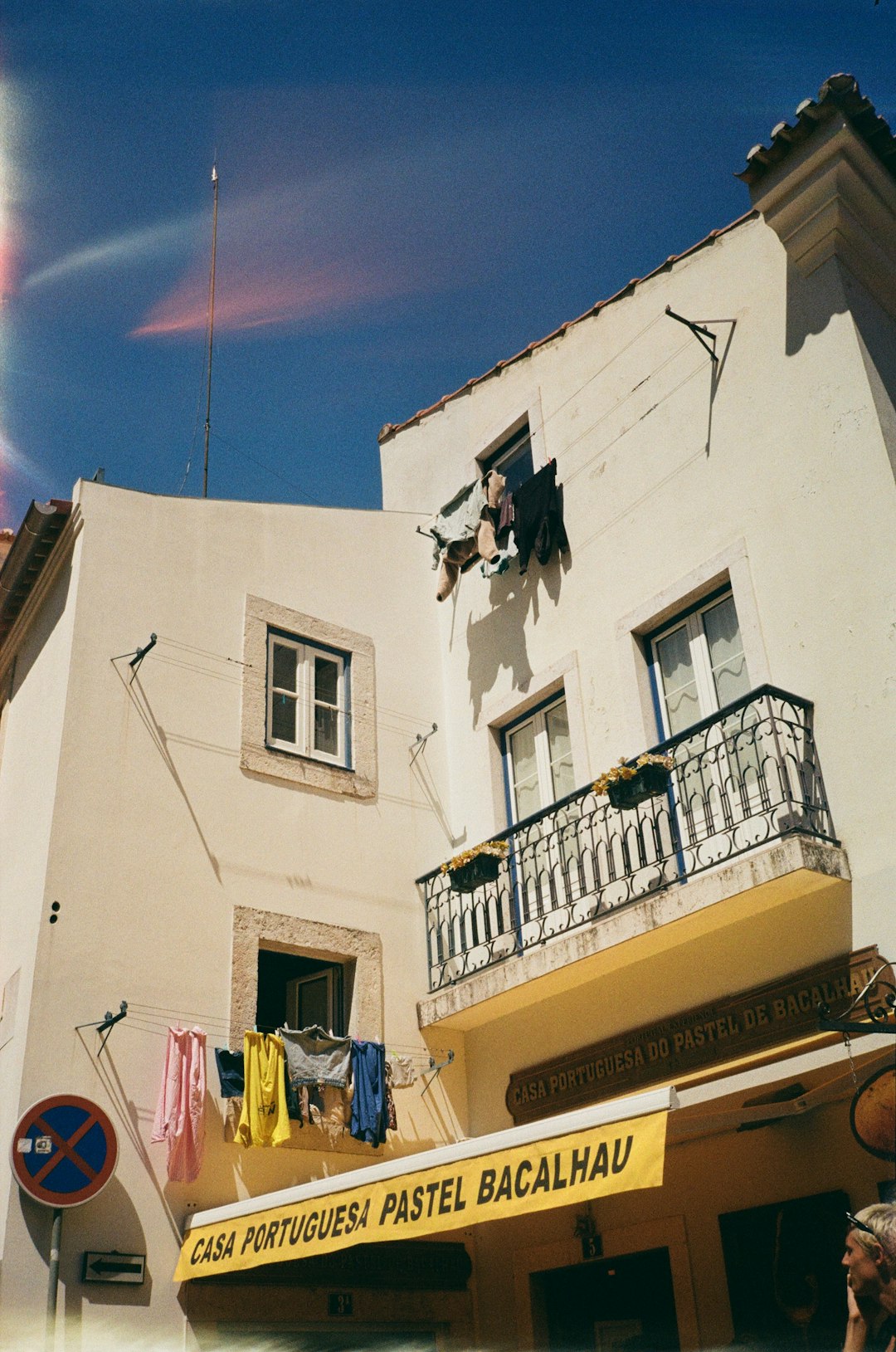 Кто поет в фильме Черная весна?